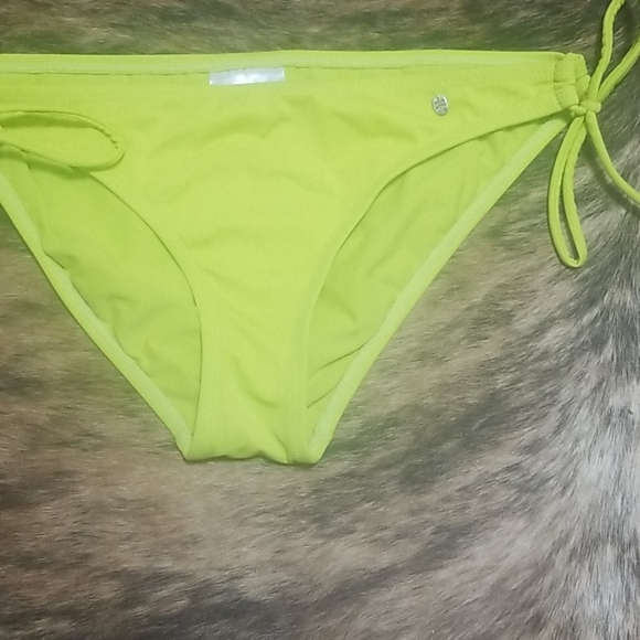 Bikinis - Picture 3 of 4